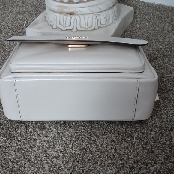 Coach Ivory Shoulder Bag with Gold Chain - Picture 3 of 11